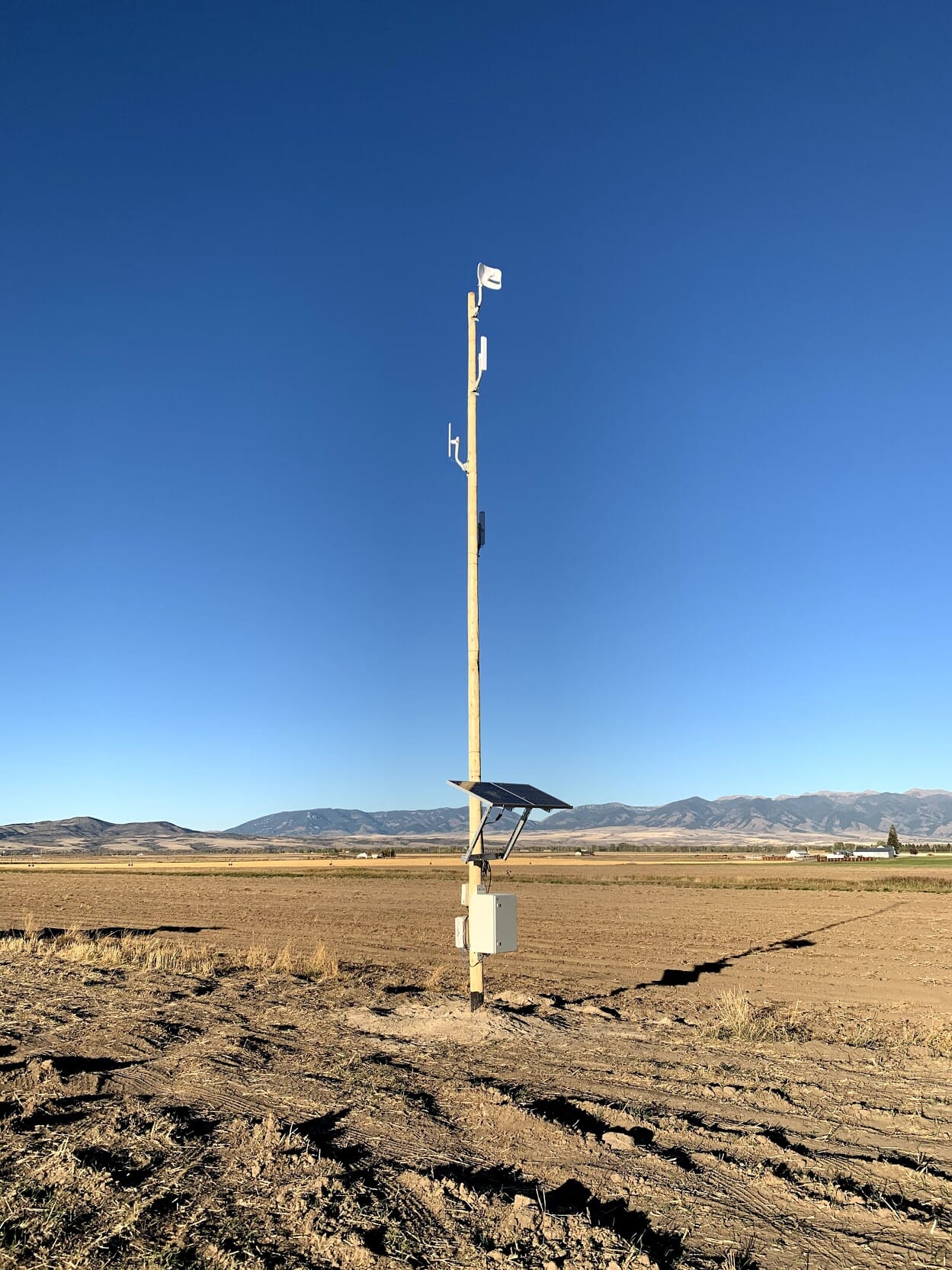 Alternative view of B-hyve Ag Network Sector Antenna Radio